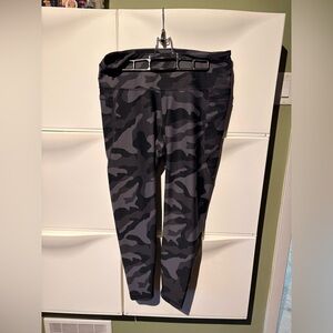Old Navy Black & Gray Camo Leggings
